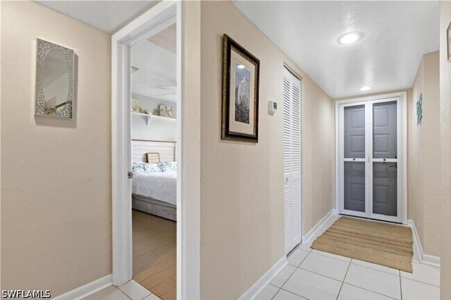 Foto del edificio - 8445 Charter Club Cir