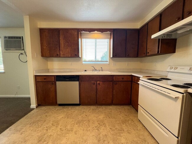 Building Photo - Three bed/Two Bath Upstairs Apartment | Av...
