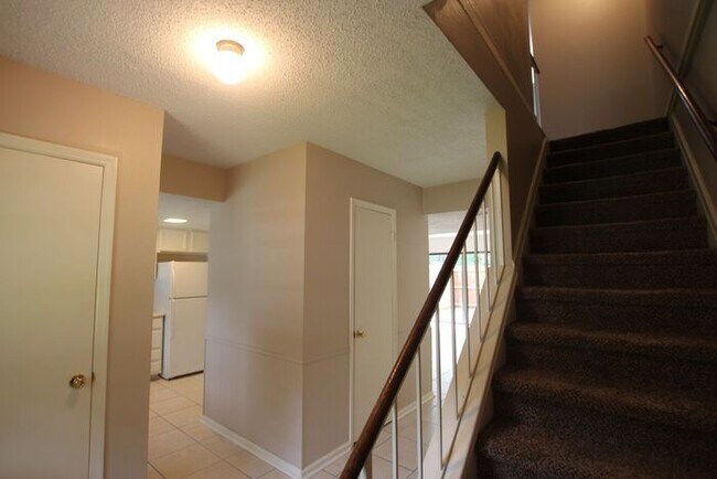 Building Photo - Beautiful 3 bedroom 1.5 bath Townhome in T...