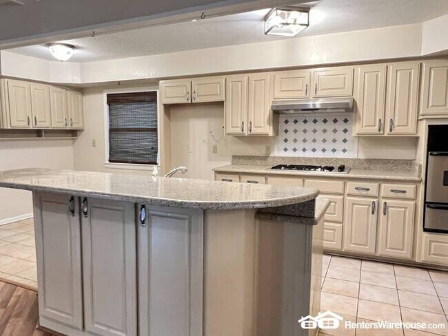 Foto del edificio - Large 4 bedroom home with a Pool.