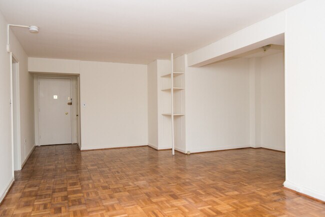 Foto del edificio - 3901 Tunlaw Rd NW