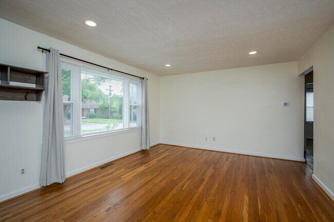 Foto del edificio - 649 Mitchell Ave