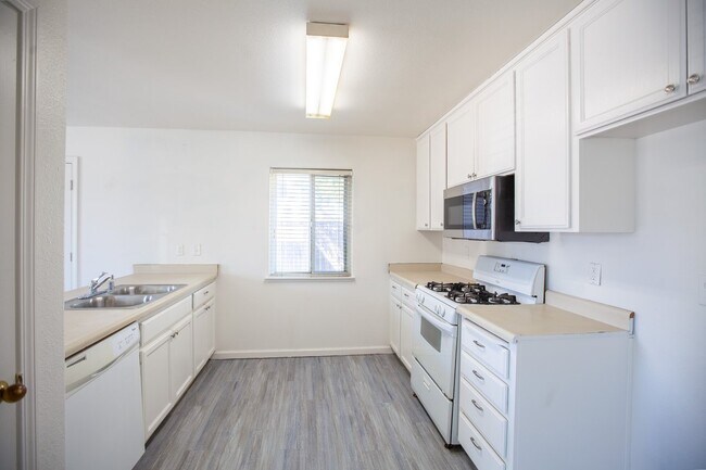 Building Photo - 427 W El Monte Ct