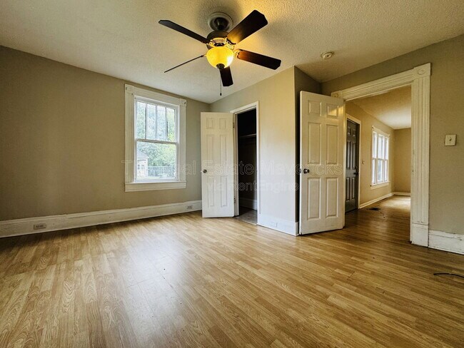 Foto del edificio - 2208 Duncan Ave