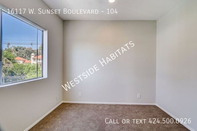 Foto del edificio - 16117 W Sunset Blvd