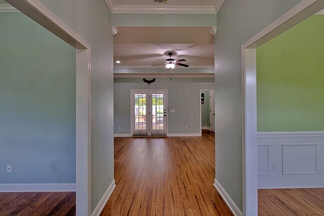 Building Photo - 430 Meloney Dr