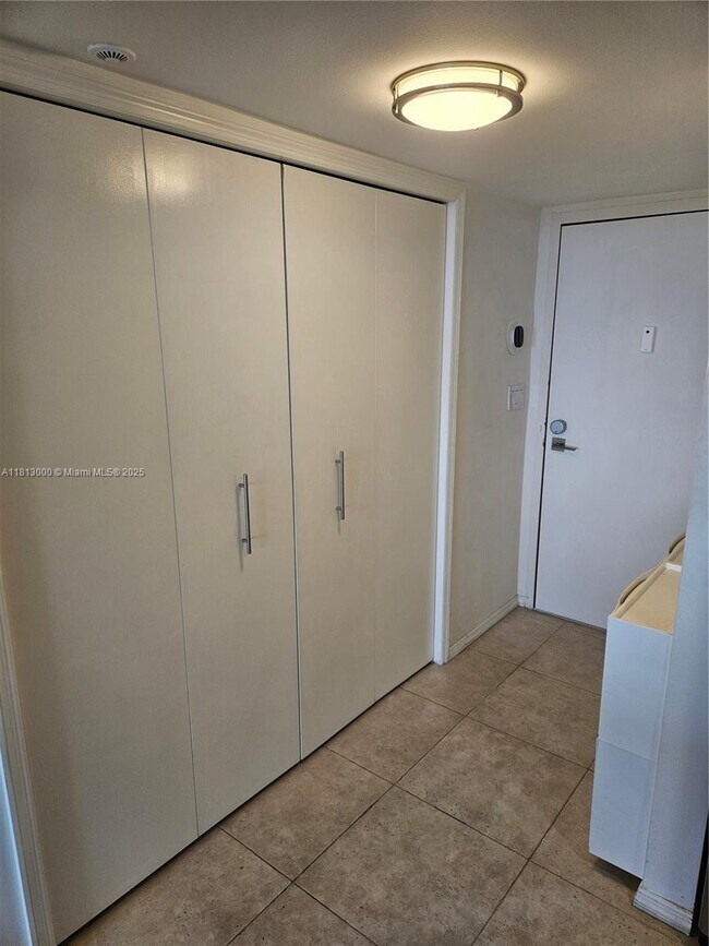 Building Photo - 2555 Collins Ave