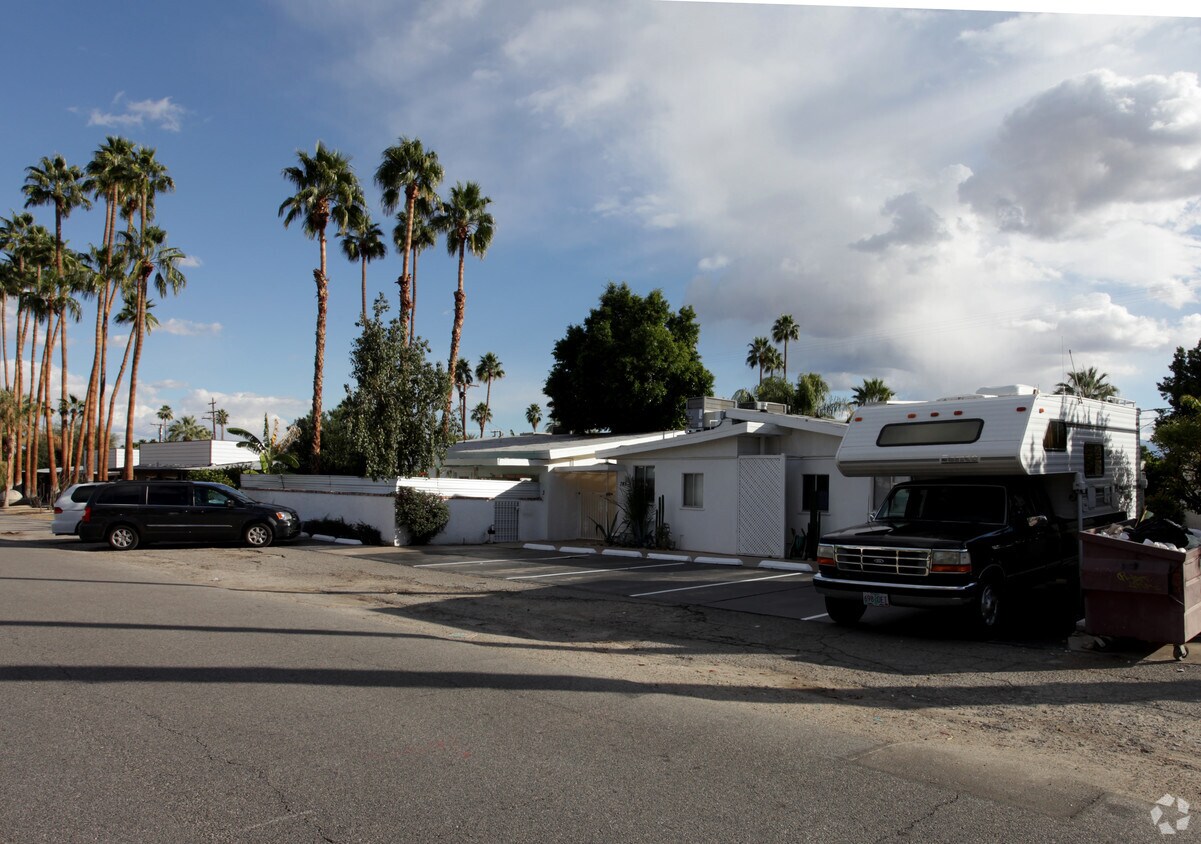 Building Photo - 745 E San Lorenzo Rd