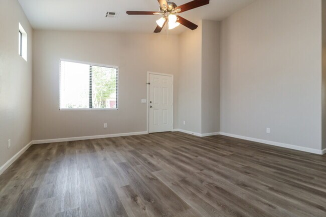 Building Photo - 2547 W Lynne Ave
