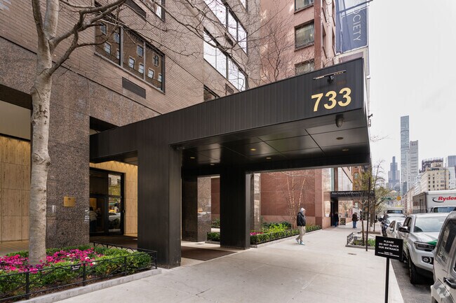 Entrada - 733 Park Ave