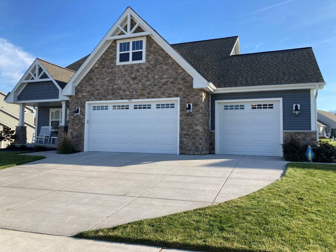 744 Autumn Ridge Ln, Hartford, WI 53027 House Rental in Hartford, WI