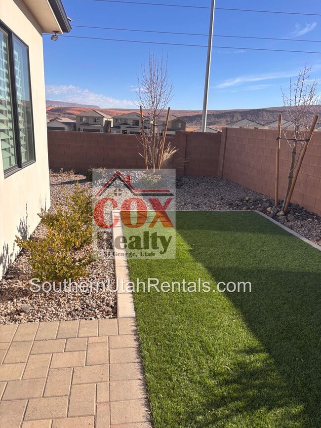 Foto del edificio - 4 bed / 2 bath Single Story in Red Mesa!