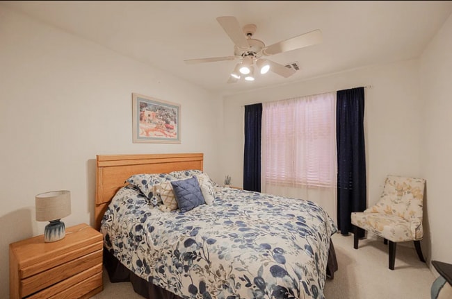 Foto del edificio - 3431 E Torrey Pines Ln