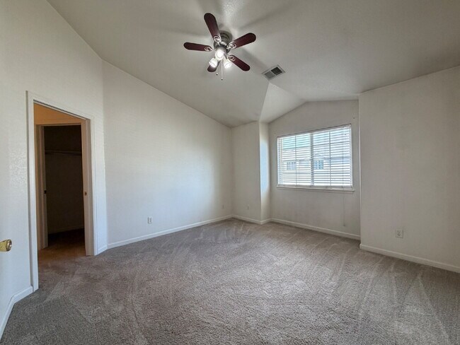 Building Photo - "Spacious 2-Bed, 2-Bath with attached garage"