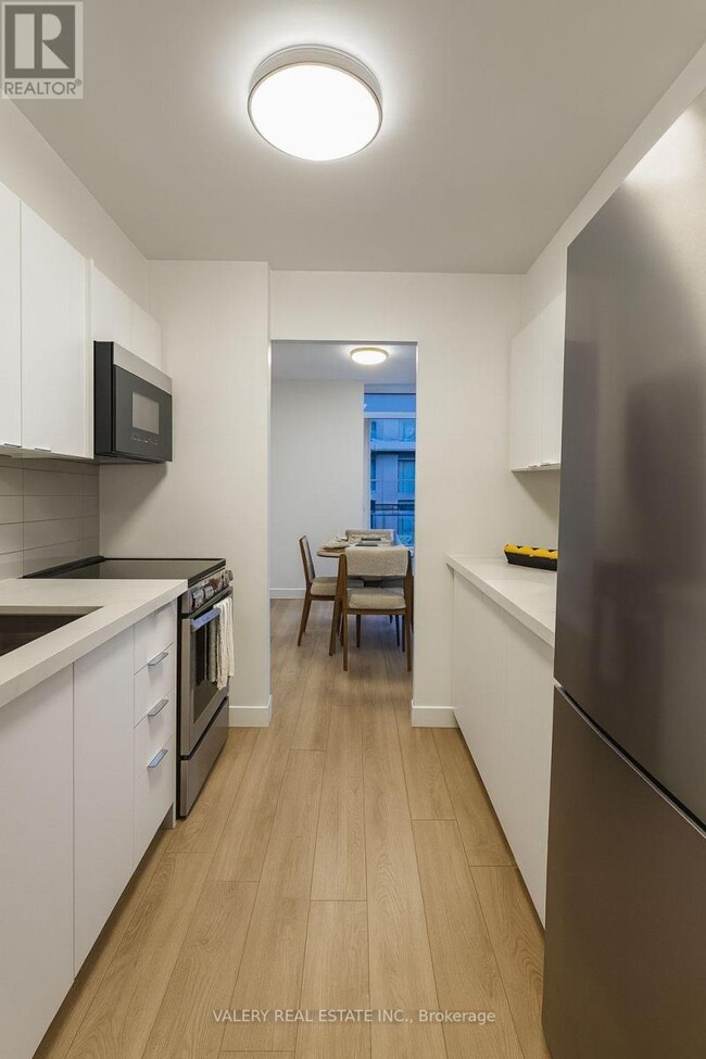 Building Photo - 70 Park St E