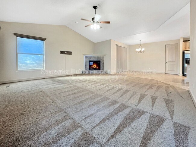 Foto del edificio - 3349 N Justin Ave