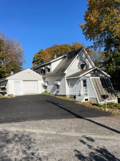 Building Photo - 513 Maple St