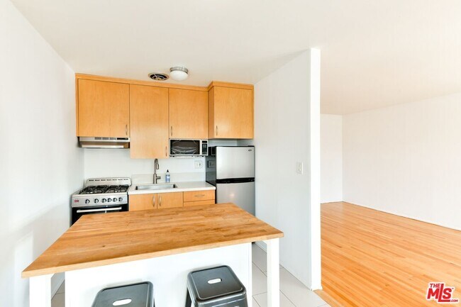 Foto del edificio - 2033 Cloverfield Blvd