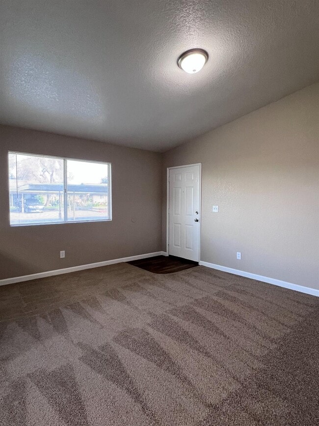 Foto del edificio - 1262 N Marks Ave