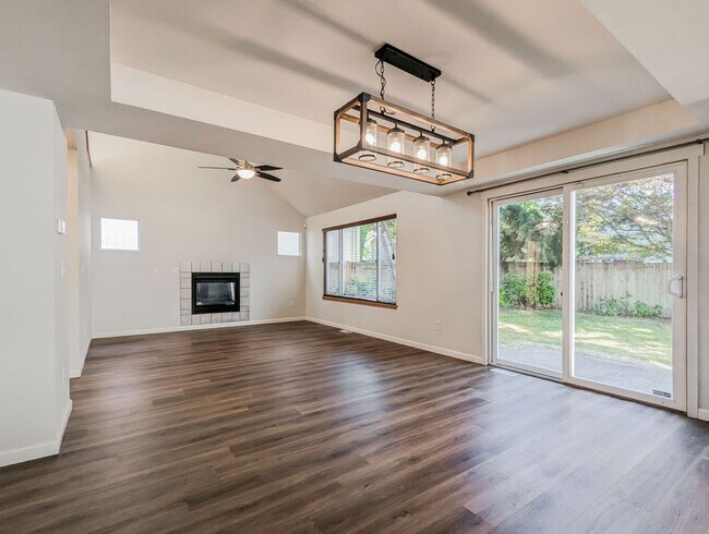 Building Photo - Updated and move in ready 3 bed 2.5 bath h...