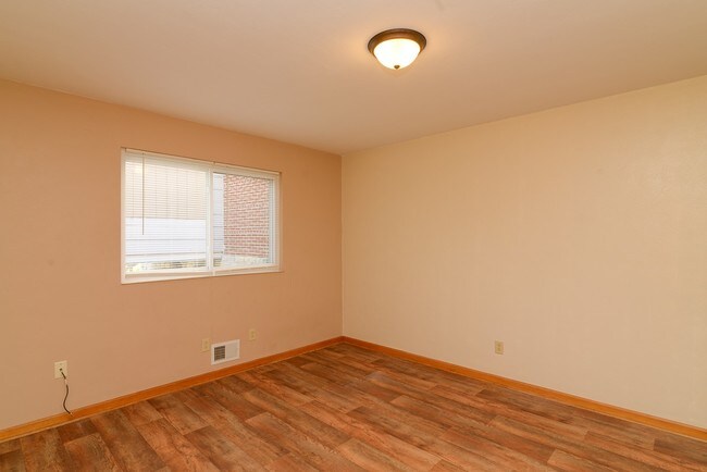 Building Photo - 3550 Country Club Dr
