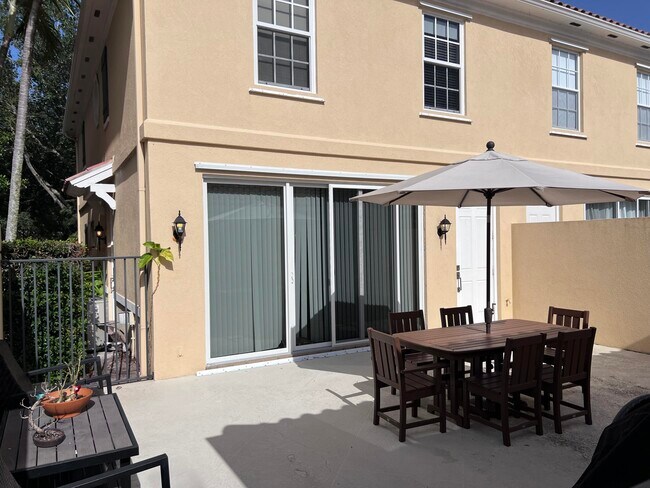 Foto del edificio - 3368 Greenway Dr