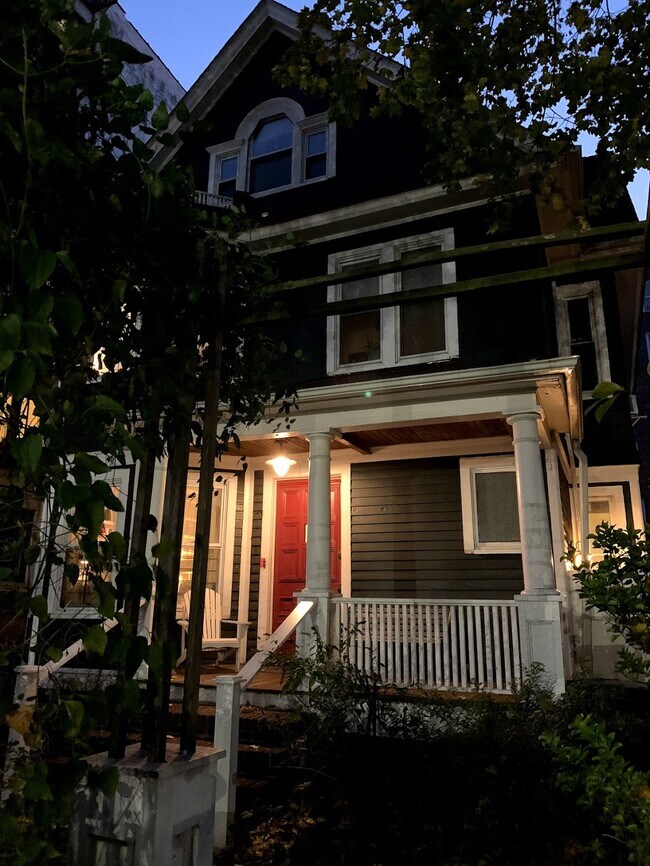 Building Photo - 428 E 18th St