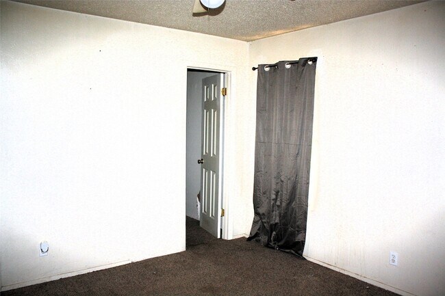 Foto del edificio - 423 Waller Dr