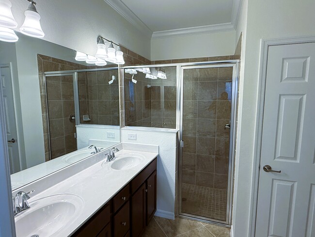 Foto del edificio - 9169 Glenforest Dr