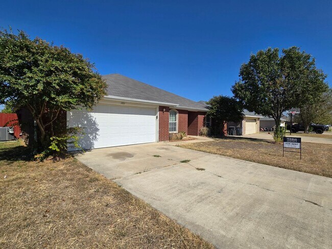 Foto del edificio - AVAILABLE NOW!