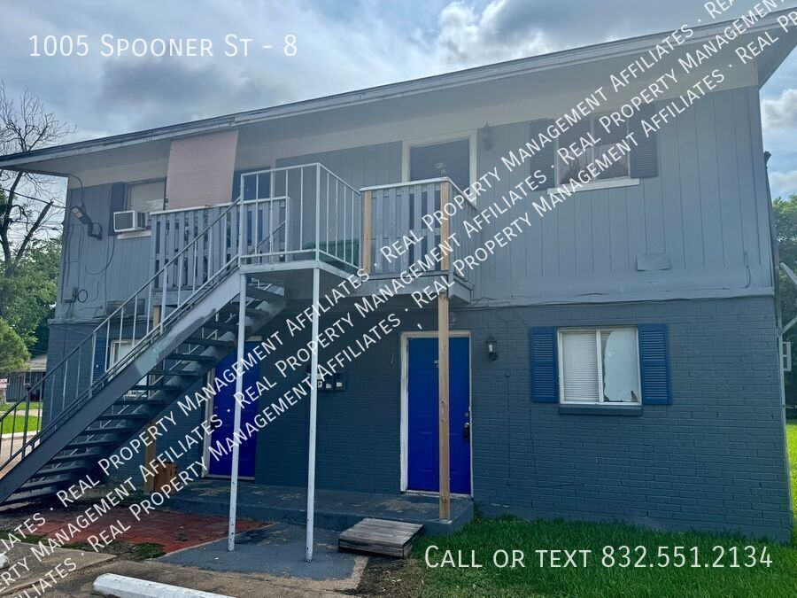 Primary Photo - 1005 Spooner St
