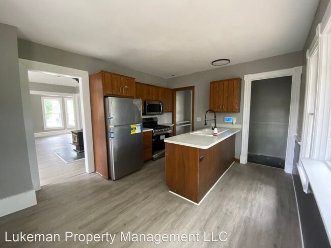Building Photo - 3 br, 1 bath House - 116 Balch St.