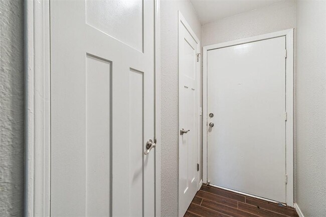 Building Photo - 1408 SE 8th St