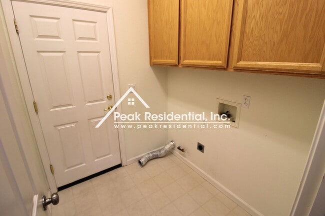 Building Photo - Spacious Lincoln 3bd/2ba Home with 3 Car G...