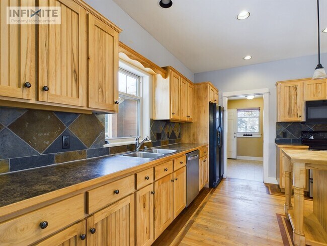 Foto del edificio - Spacious 5 Bedroom with Additional Two Car...