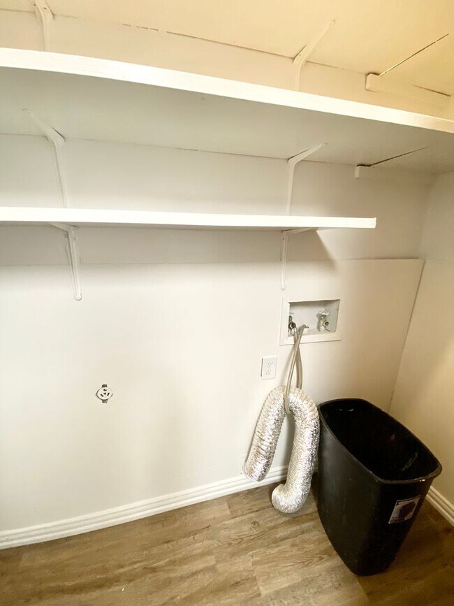 Foto del edificio - Newly remodeled 3 bedroom 2 bath COMING SOON!