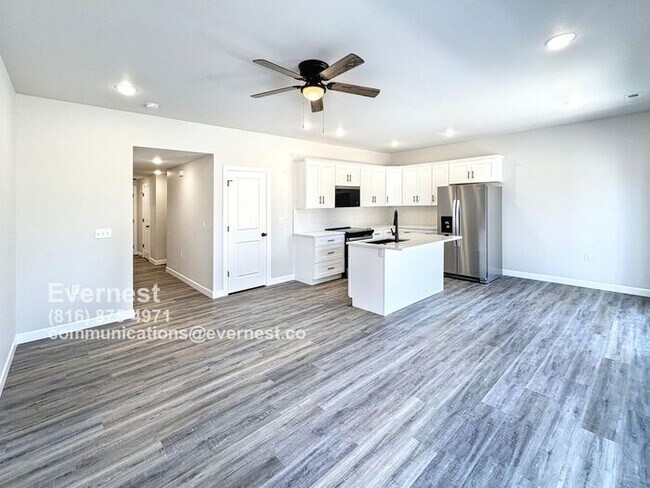 Foto del edificio - Beautiful 3-Bedroom Townhome with Modern A...