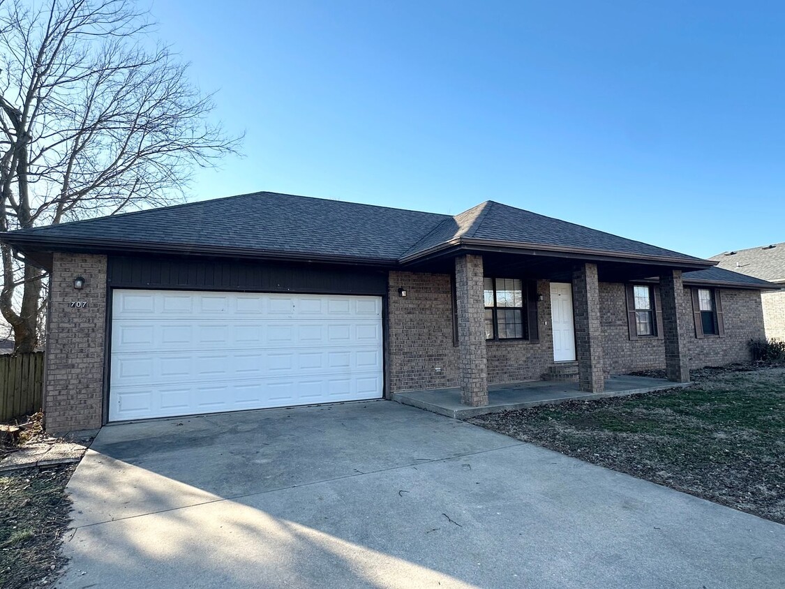 Primary Photo - Move-In Ready 3-Bedroom Home in Nixa – Gre...