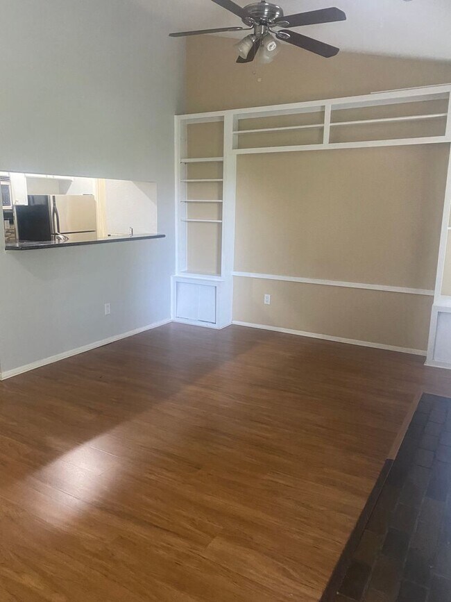 Foto del edificio - LAW SCHOOL SPECIAL - 1BD PLUS STUDY / 2BD/1BA