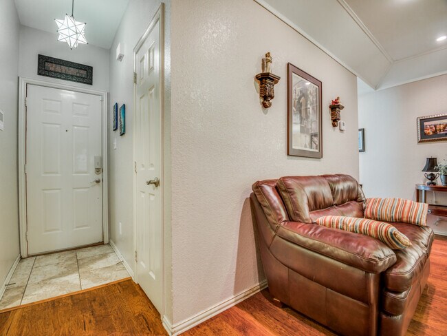 Building Photo - 1125 Briar Oaks Dr