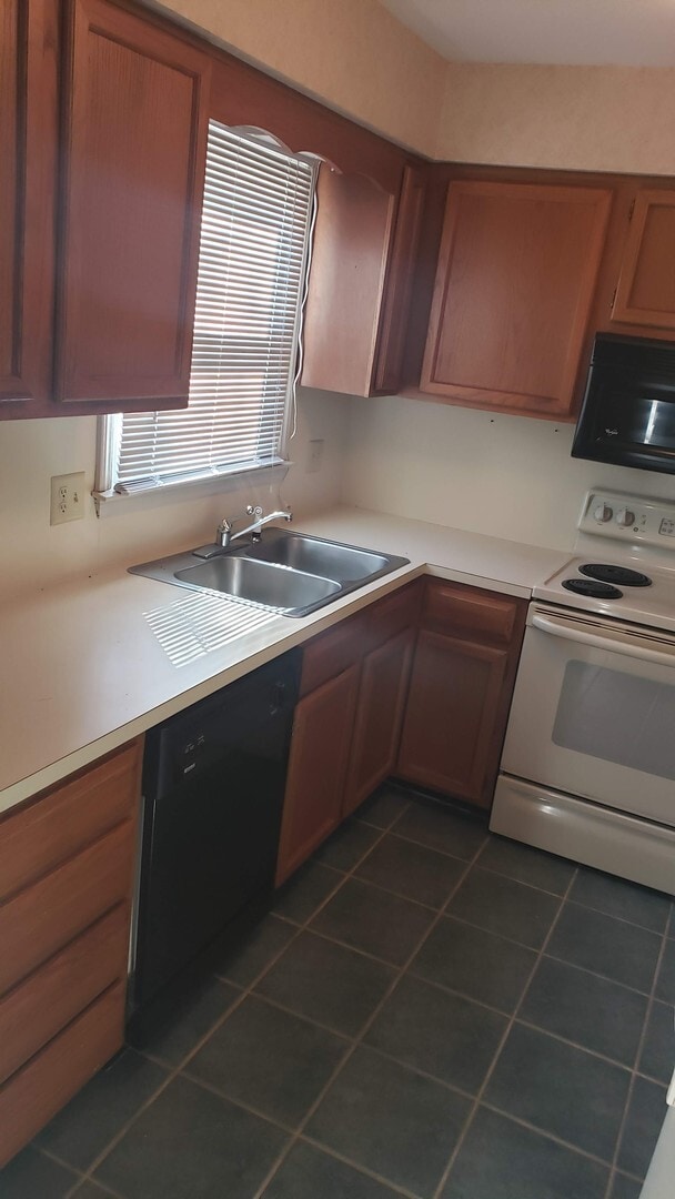 Building Photo - Great 1 level condo on lower level in Clem...
