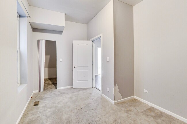 Building Photo - 268 N California Ave