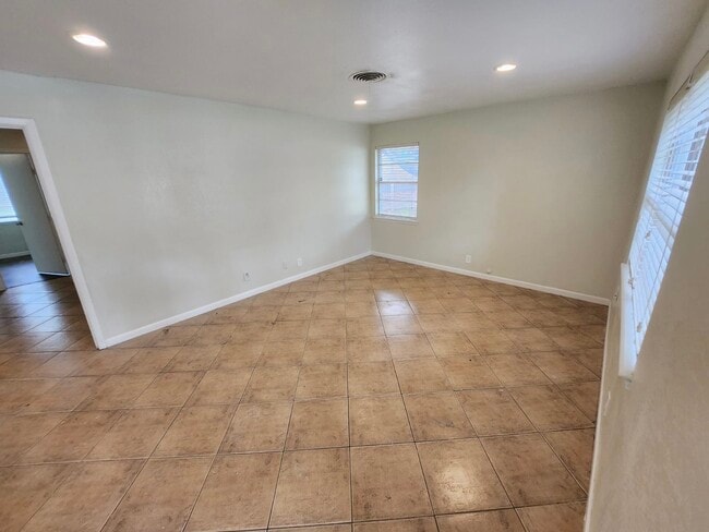 Building Photo - 120 Glenhaven Dr