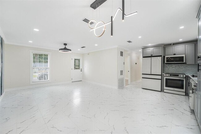 Building Photo - 6073 Fieldcrest Dr