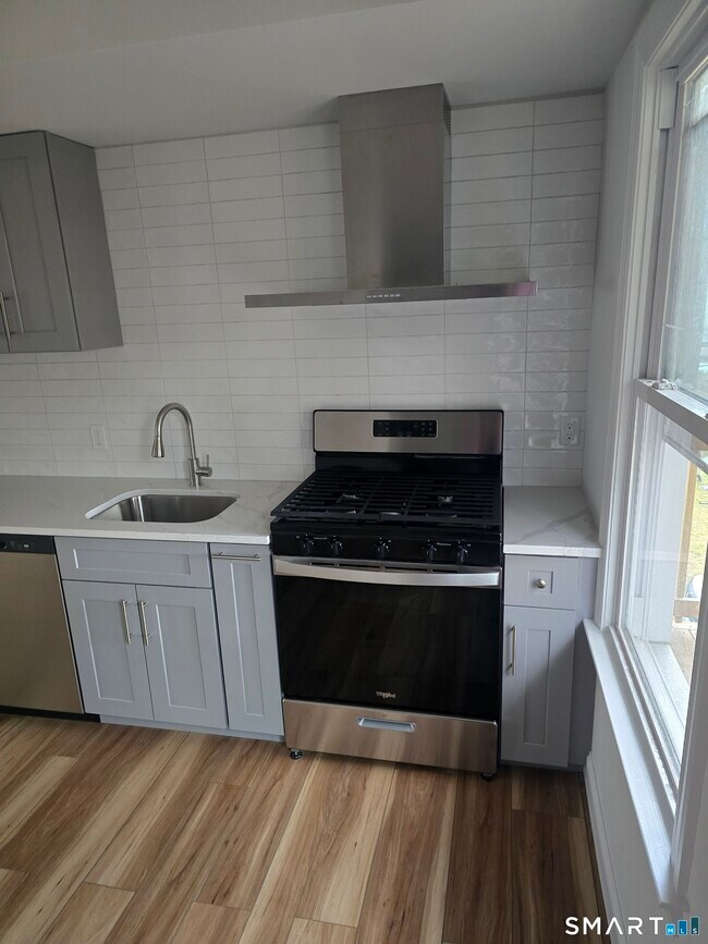 Building Photo - 530 Jane St