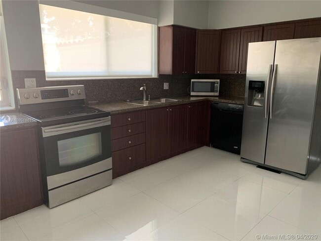 Foto del edificio - 3915 Ponce de Leon Blvd