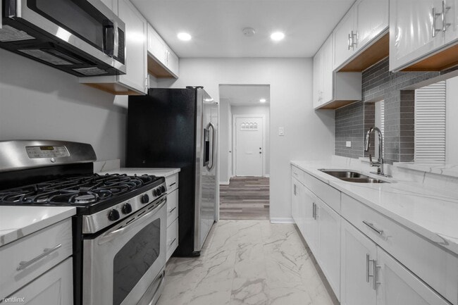 Building Photo - 2 br, 1 bath House - 6813 South Champlain ...