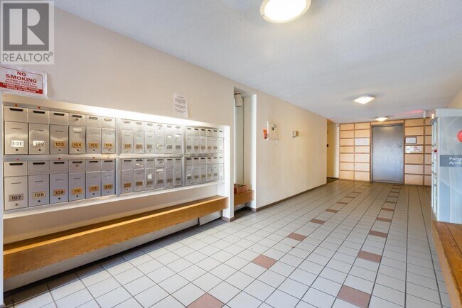 Photo du bâtiment - 1420-1420 E 8th Ave