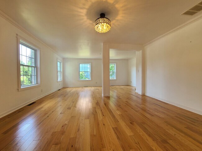 Foto del edificio - 3-bedroom, 2-bathroom home located in beau...