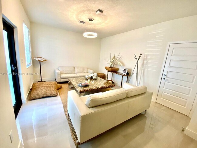 Foto del edificio - 4684 NW 84th Ave